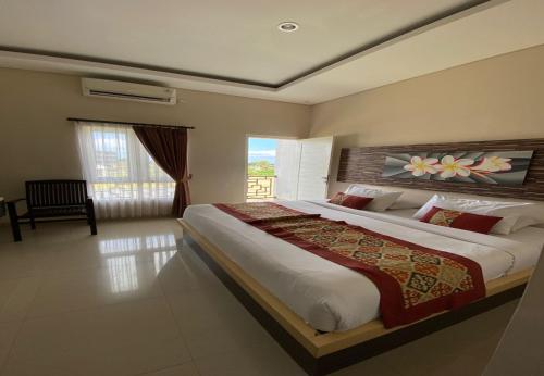 - une grande chambre avec 2 lits et une fenêtre dans l'établissement Batukaru Garden 5 Bali Sevilla Residence, à Canggu