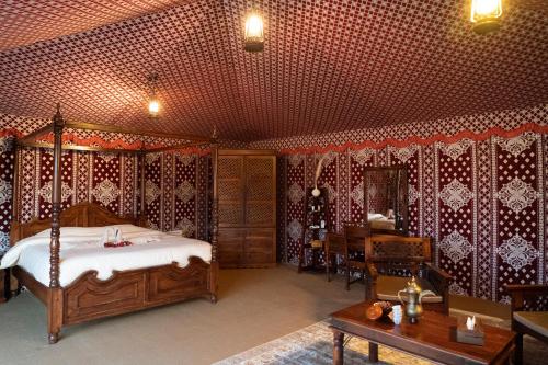 Una cama o camas en una habitación de Al Marmoom Oasis "Luxury Glamping & Bedouin Experience"