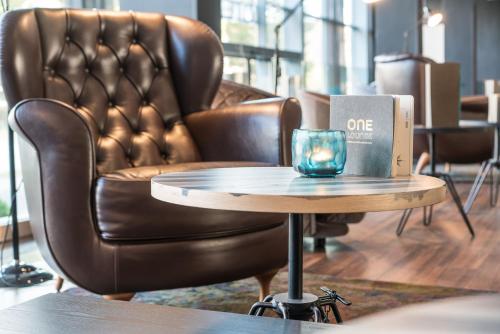 Un lugar para sentarse en Motel One Hamburg-Altona