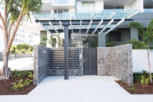 una pasarela a un edificio con techo de cristal en Verve on Cotton Tree, en Maroochydore