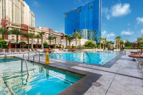 una piscina en una ciudad con edificios en The Signature MGM by Zelloo, en Las Vegas