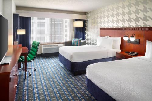 een hotelkamer met 2 bedden en een bureau bij Courtyard Arlington Crystal City/Reagan National Airport in Arlington