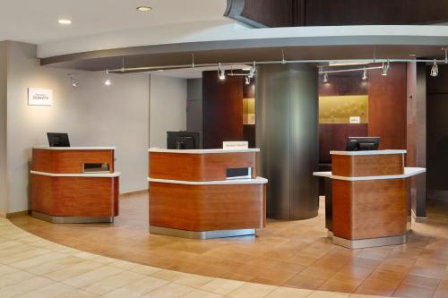 een lobby met drie toonbanken met computers erop bij Courtyard Arlington Crystal City/Reagan National Airport in Arlington