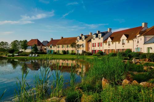 szereg domów ze stawem przed w obiekcie Marriott's Village d'Ile-de-France w mieście Bailly-Romainvilliers