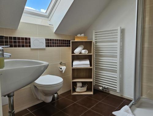 baño con lavabo y aseo y ventana en Apartments am Storchenturm im Hellgrevenhof, en Eisenach