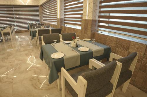 uma sala de jantar com mesa e cadeiras e sidx sidx sidx em Casino Hotels Ltd em Thrissur