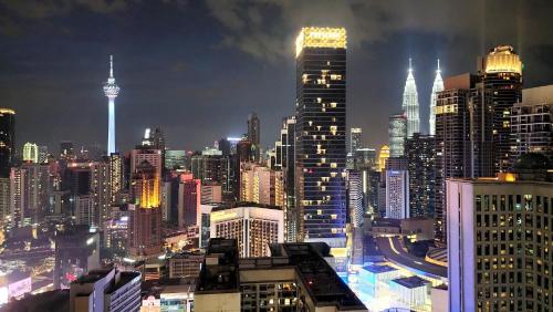 uma vista noturna de uma grande cidade à noite em Axon Residence KLCC - KL HOME em Kuala Lumpur