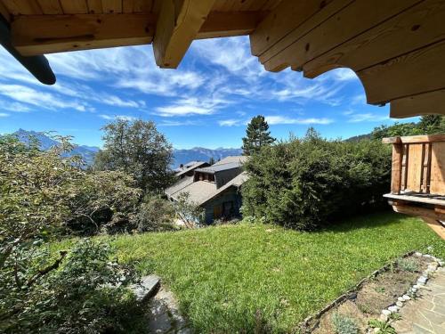 una vista de una casa desde el porche de una casa en Peace & comfort - Great views and location, en Villars-sur-Ollon