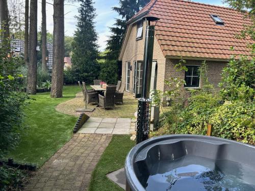 Taman di luar Bosboerderij de Goudsberg met hottub in tuin