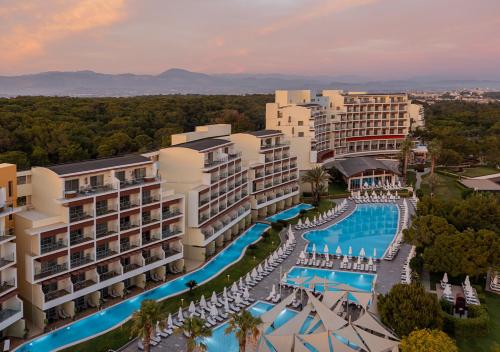 una vista aérea de un complejo con piscina en Akra Sorgun Tui Blue Sensatori - Ultra All Inclusive, en Side