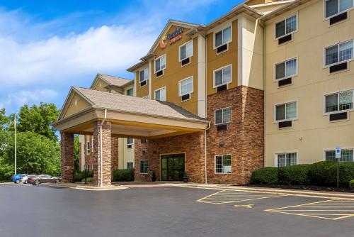 um hotel com um parque de estacionamento em frente em Comfort Suites Grayslake near Libertyville North em Grayslake