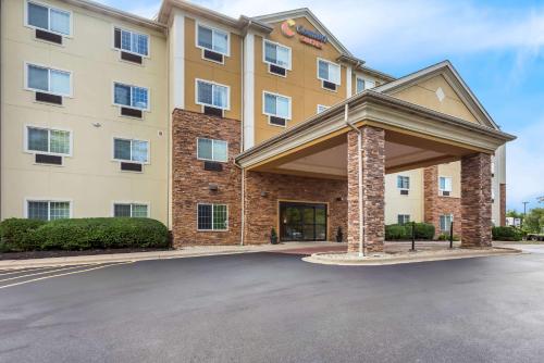 um hotel com um parque de estacionamento em frente em Comfort Suites Grayslake near Libertyville North em Grayslake