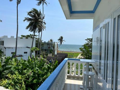 uma varanda com vista para o oceano em I Hostel Muine - A Little White Homestay By The Sea em Mui Ne