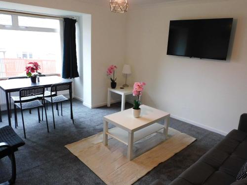 TV tai viihdekeskus majoituspaikassa Newly refurbished 3 bedroom home in East Kilbride