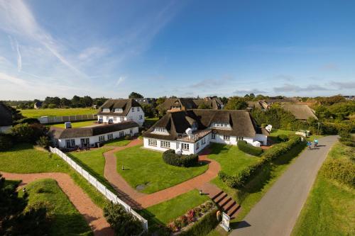 eine Luftansicht eines Hauses in einem Dorf in der Unterkunft Haus Amanda in Norddorf