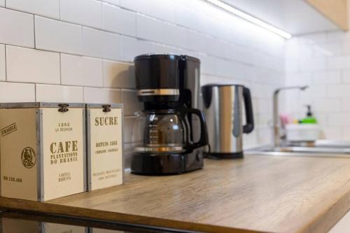 una macchinetta del caffè seduta su un bancone in cucina di Fine House a Tríkala