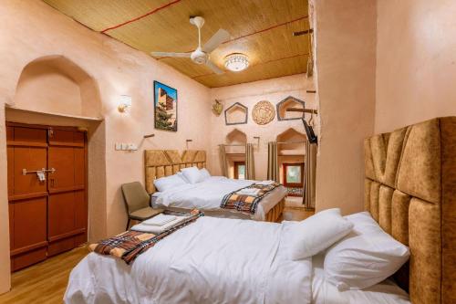 A bed or beds in a room at Manazil Inn نزل المنازل