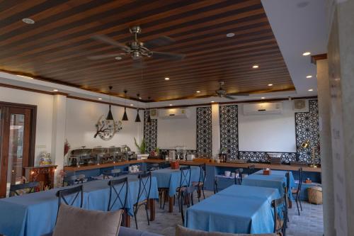 Jasmine Luangprabang Hotel tesisinde bir restoran veya yemek mekanı