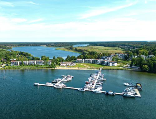 una vista aerea di un porto turistico con barche in acqua di Maremüritz Yachthafen Resort a Waren