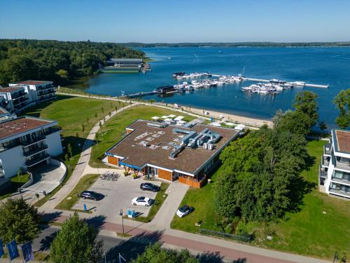 una vista aerea di un porto turistico con barche in acqua di Maremüritz Yachthafen Resort a Waren