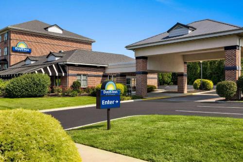 un cartello sull'erba di fronte a un hotel di Days Inn by Wyndham Hershey a Hershey