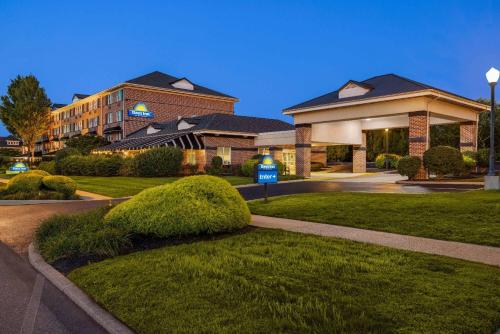 un hotel esterno con prato e un edificio di Days Inn by Wyndham Hershey a Hershey