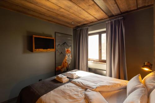 een slaapkamer met een bed en een houten plafond bij Montem in Matraszentistvan