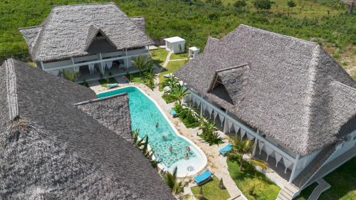 z góry widok na dom z basenem w obiekcie Cacuki Boutique House w mieście Watamu