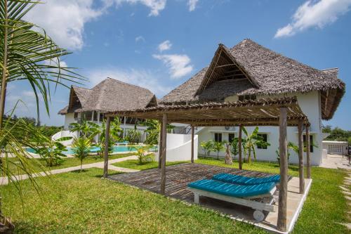 drewniany taras przed willą w obiekcie Cacuki Boutique House w mieście Watamu