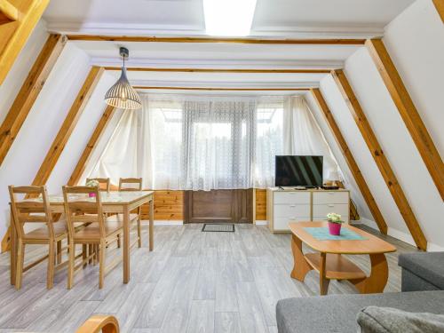 - un salon avec une table, des chaises et une télévision dans l'établissement Holiday homes Kolobrzeg, à Kołobrzeg