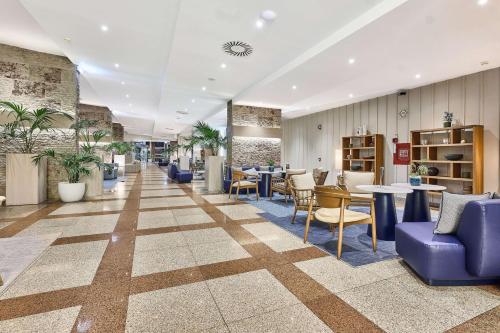 Seating area sa TRYP by Wyndham Lisboa Caparica Mar