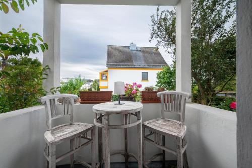 2 chaises et une table sur un balcon dans l'établissement Bettersleepat8, à Limburg an der Lahn