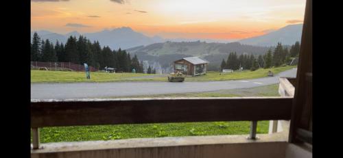 desde una ventana de un camino de montaña en Avoriaz, en Avoriaz