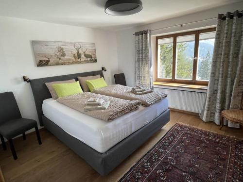 um quarto com uma cama e uma janela em Ski In&Out, Lenzerheide freistehendes Top CHALET, urchig, gross em Valbella