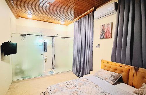 Bathroom sa Cozy Luxury Hideouts in North Ridge, 1BDR - 2BDR, 10 mins from Airport, 5 mins from Major Hotels, Restaurants, Supermarkets & Tourist Attractions