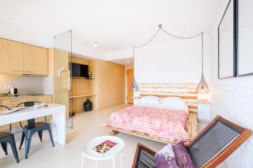 um quarto com uma cama e uma secretária num quarto em CM Antas Studios no Porto