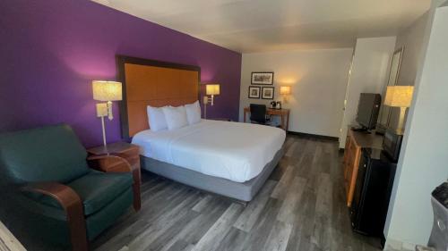 La Quinta Inn by Wyndham Amarillo Mid-City tesisinde bir odada yatak veya yataklar