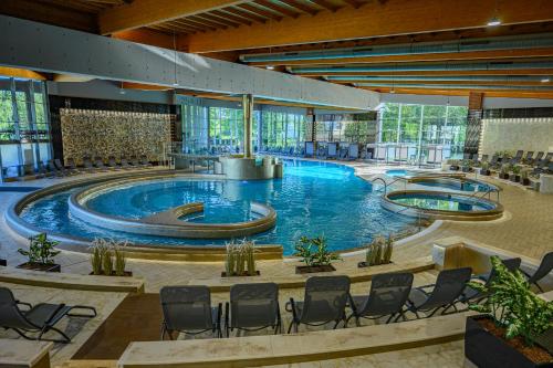 A piscina localizada em Hotel Azur Siofok ou nos arredores