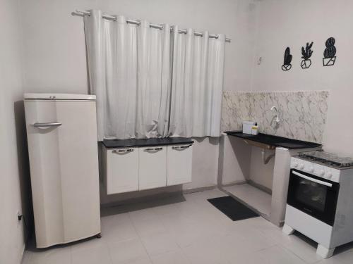 A kitchen or kitchenette at M&M flat 03, próximo ao centro, UFT