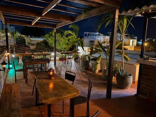 A restaurant or other place to eat at Pachamama Hostel Cartagena