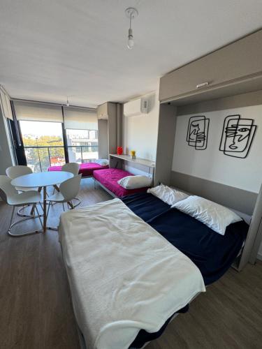 Giường trong phòng chung tại Montevideo Cordón Apartamentos-Uruguay