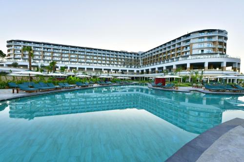 uma grande piscina em frente a um hotel em Ethno Belek em Belek