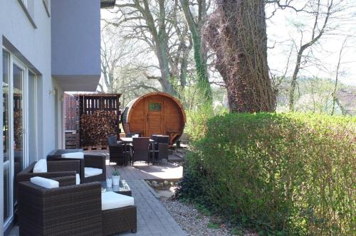 Un jardín fuera de Ferienhaus Traum Am See Mit Sauna