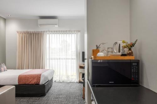 Kama o mga kama sa kuwarto sa BEST WESTERN Geelong Motor Inn & Serviced Apartments