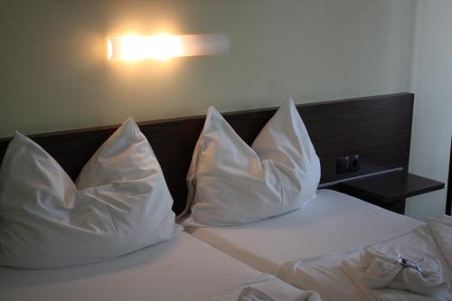 A bed or beds in a room at Parkhotel Eisenstadt