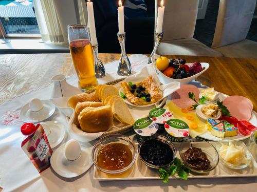 een dienblad met ontbijtproducten en een drankje op een tafel bij Villa Kulla in Bramming