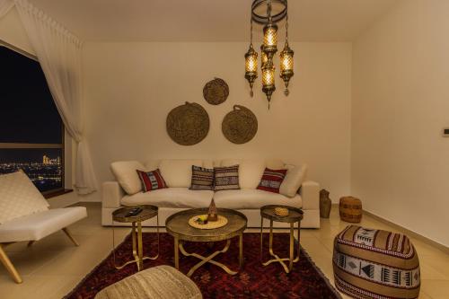 Uma área de estar em SeaView Luxury Emirati Culture Heritage design 2Bhk Apartment