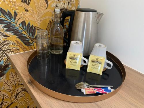 une table avec deux bouteilles et des verres sur une table dans l'établissement La Maison Blanche, à Bouguenais