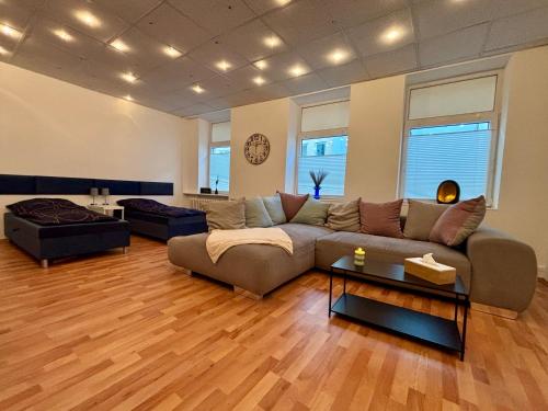 salon z kanapą i stołem w obiekcie Apartment Kiel Altstadt w Kilonii