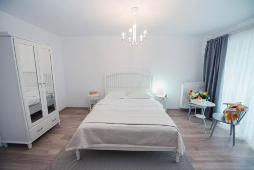 Cama ou camas em um quarto em White Mood Apartment Brasov